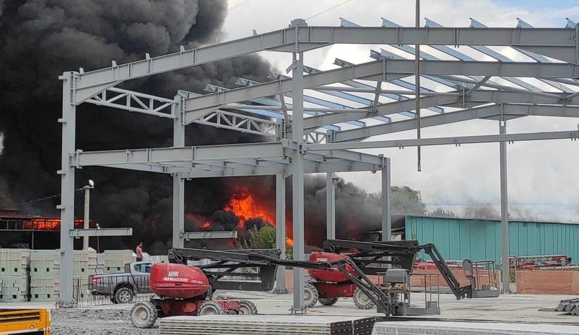 Geri dönüşüm tesisi alev alev yandı