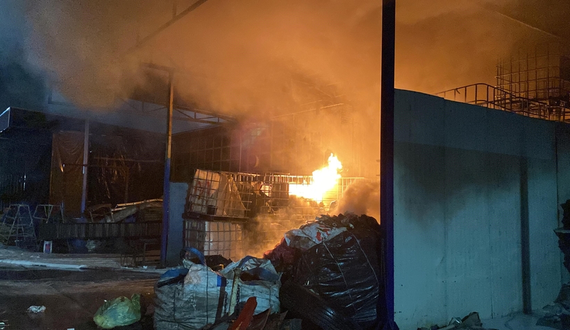 Geri dönüşüm ve boya dükkanında yangın