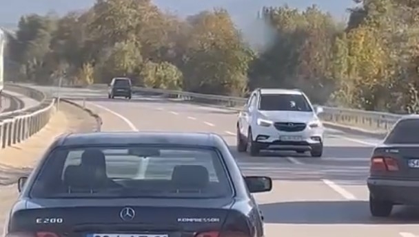 geri-geri-giden-otomobili-goren-sasti-kaldiyu5sylywnk
