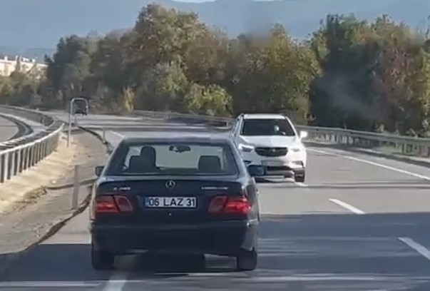 geri-geri-giden-otomobili-goren-sasti-kaldiyu5sylywnk