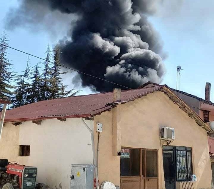 Geyve'de eski televizyonlar yandı