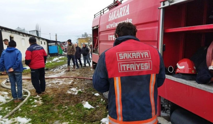 Geyve'de tavuk çiftliği yandı