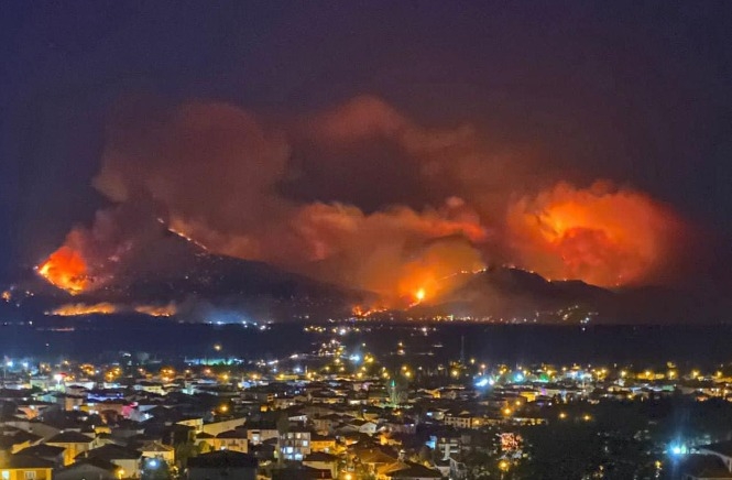 Geyve'deki orman yangınında 2 köy boşaltıldı