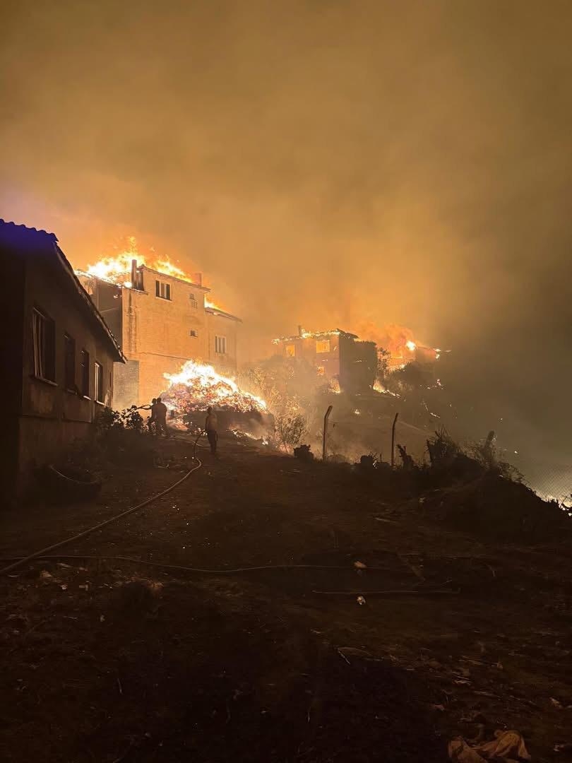 Geyve'deki yangın felaketinde 3 ev kül oldu