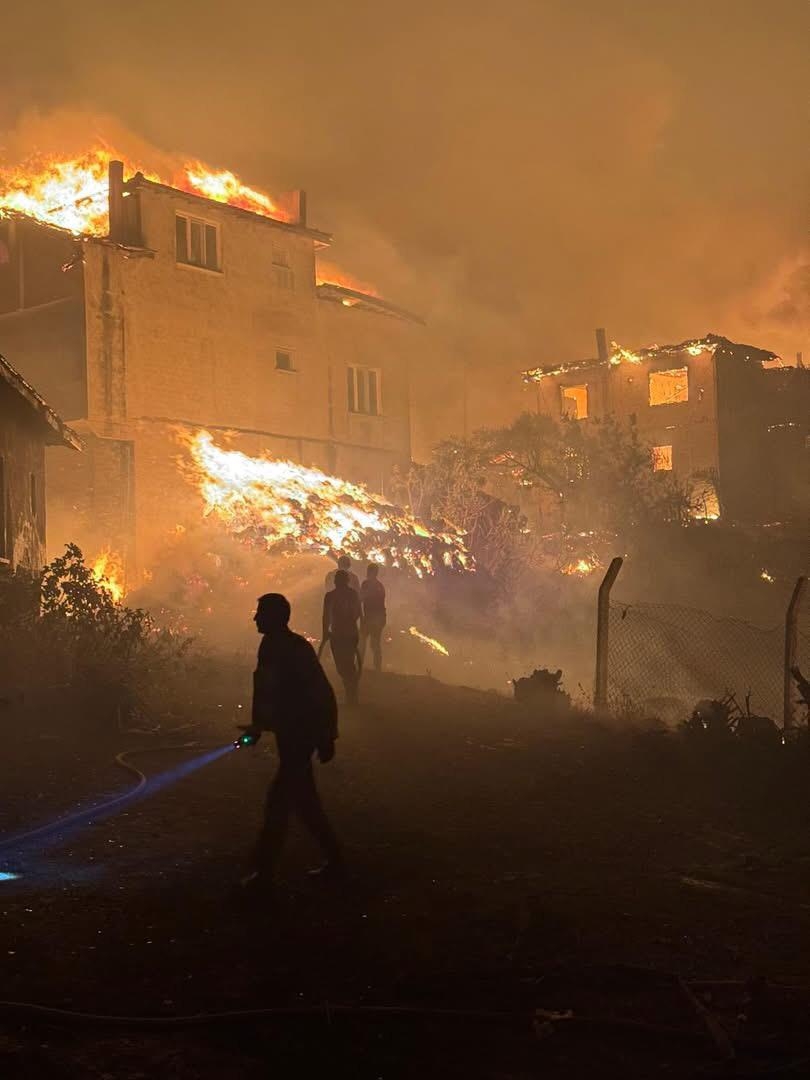 Geyve'deki yangın felaketinde 3 ev kül oldu