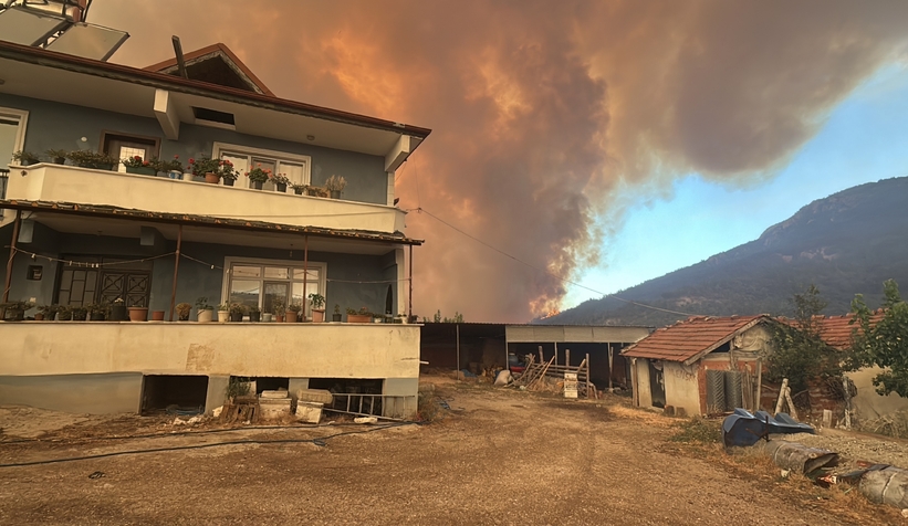 Geyve'deki yangında bir mahalle boşaltılıyor