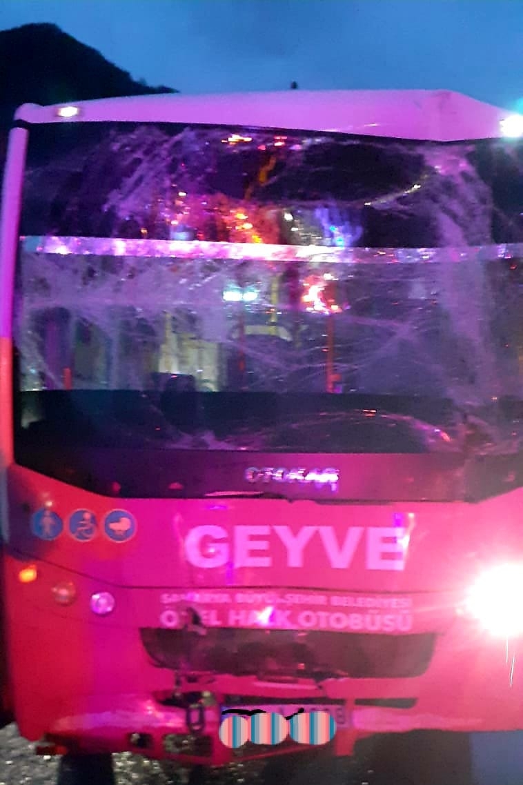 geyve-yolunda-kaza-13-yaralir3zpswrgef