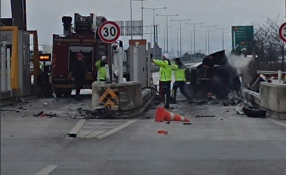 Gişelere çarpan araçta yanarak öldü