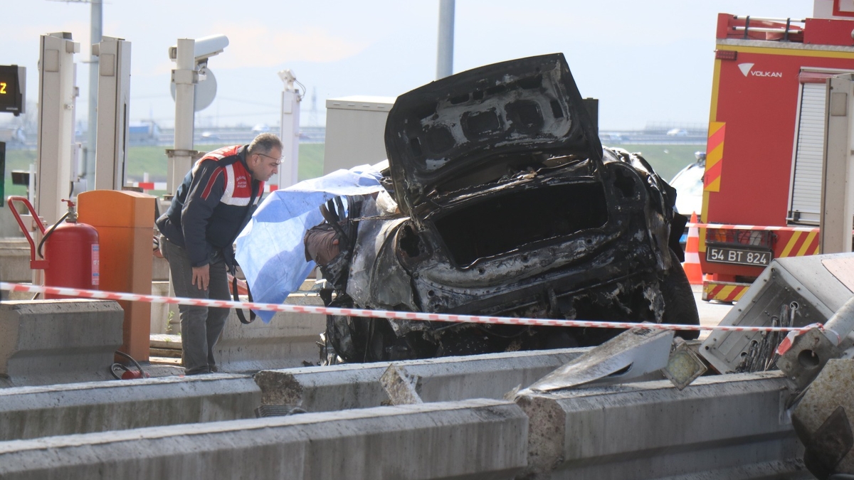 Gişelere çarpan araçta yanarak öldü