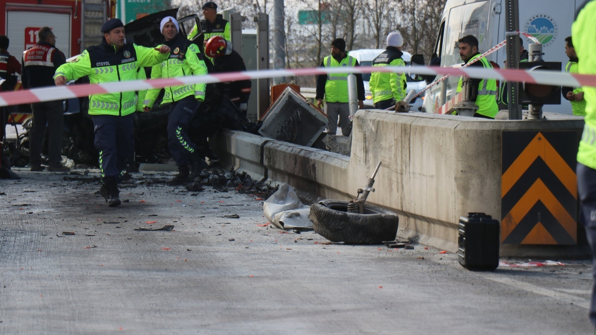 Gişelere çarpan araçta yanarak öldü