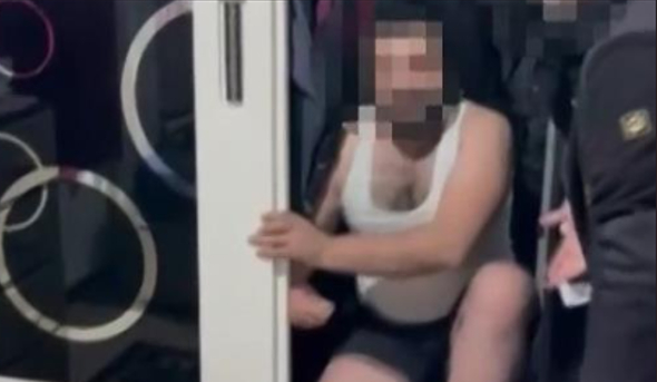 gocmen-kacakcilarina-operasyon-elbise-dolabindan-ciktilart1rttuxnwm