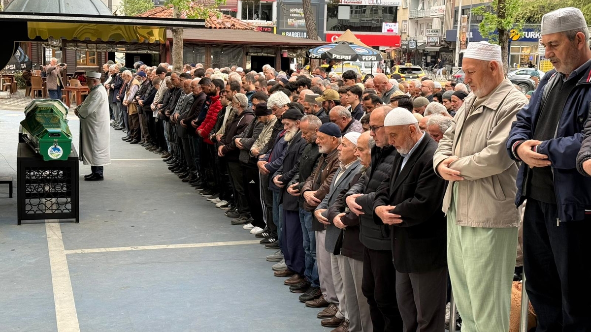 Göğsünden bıçaklanıp öldürülmüştü, toprağa verildi