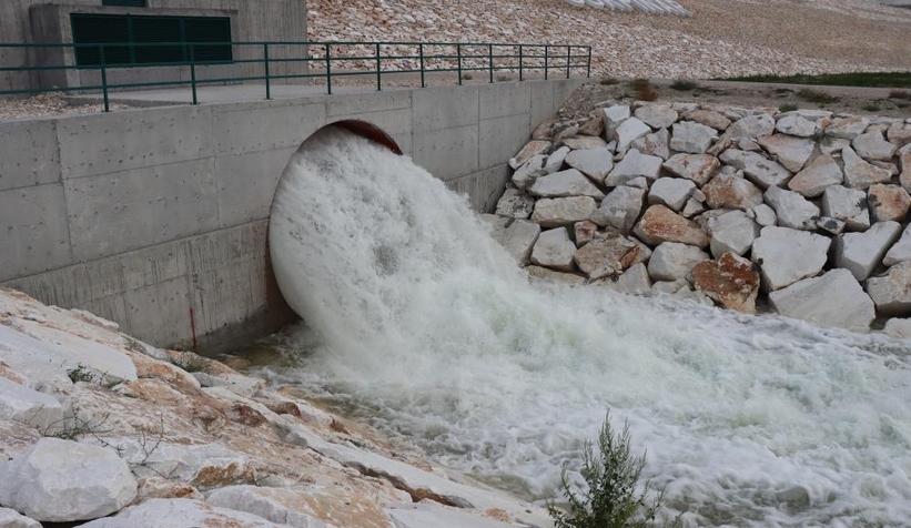 Gökpınar barajından debisi azalan Sakarya nehrine su salınıyor