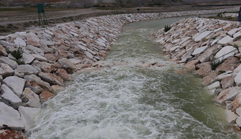Gökpınar barajından debisi azalan Sakarya nehrine su salınıyor