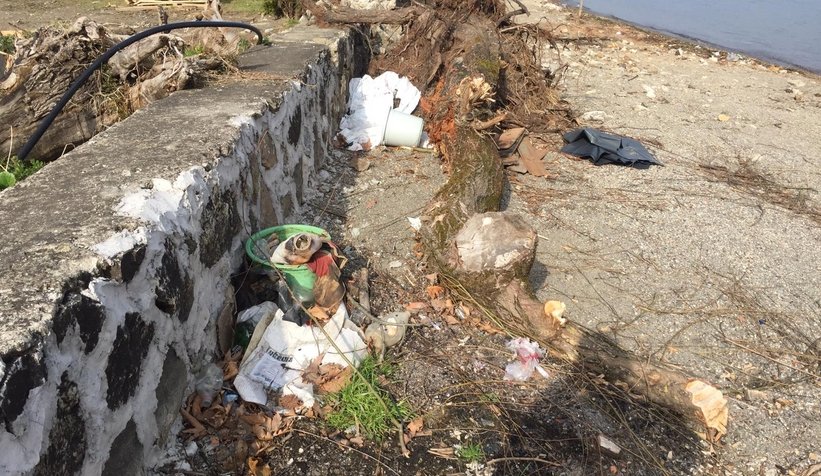 Göl çevresinden 10 poşet çöp toplandı