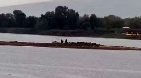 golde-gizemli-kalintilar-ortaya-cikti-kazma-kuregi-alip-gittilervm55swrnuh