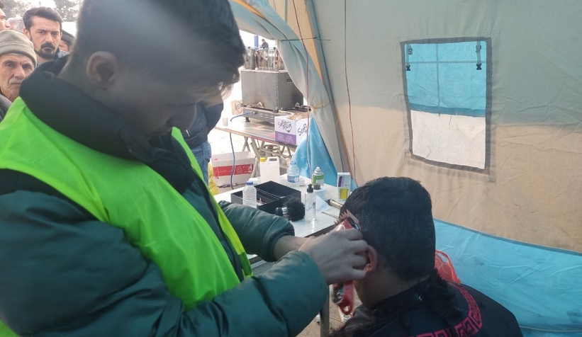 gonullu-berberler-afetzedeleri-tiras-ediyorak1kc3avov