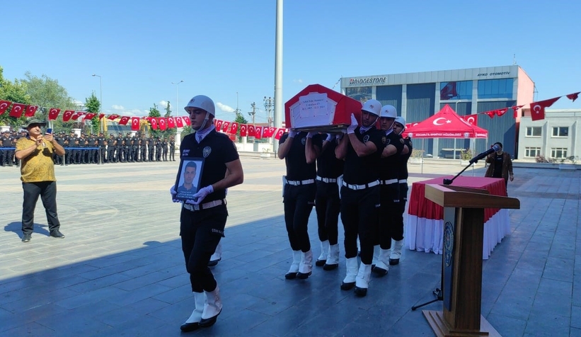 Göreve giderken kaza yapan polis memuru şehit oldu