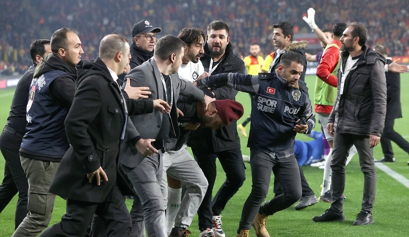 Göztepe - Altay maçında kaleciye saldırı