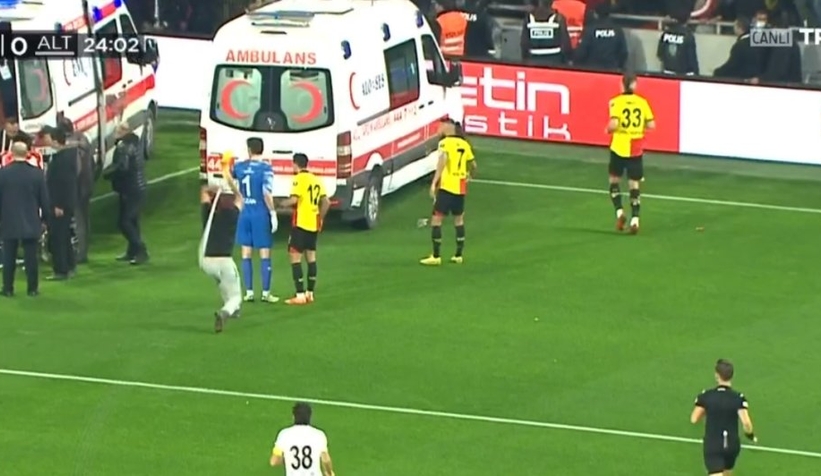 Göztepe - Altay maçında kaleciye saldırı