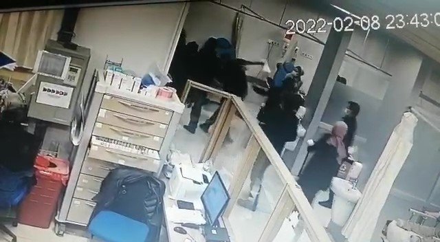 Gözü dönen hasta yakınları dehşet saçtı