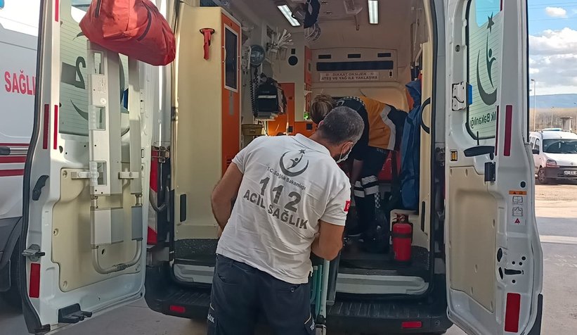 Gübre dökerken traktörün altında kaldı