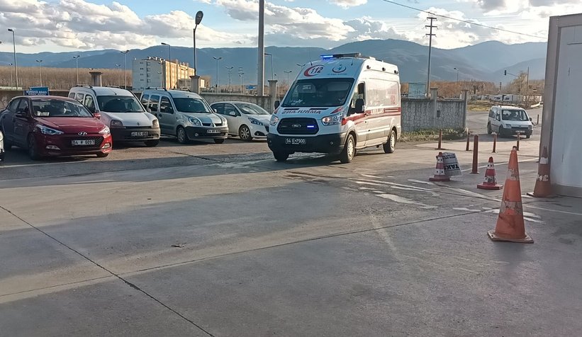 Gübre dökerken traktörün altında kaldı