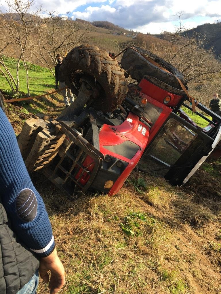 Gübre dökerken traktörün altında kaldı