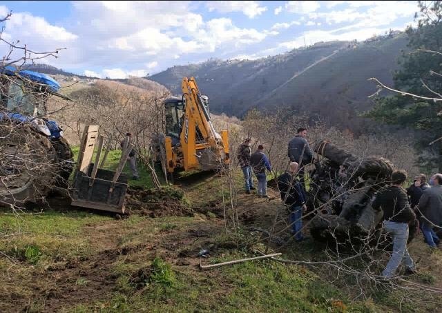 Gübre dökerken traktörün altında kaldı