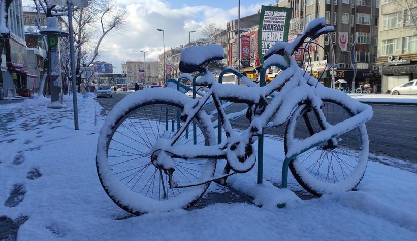Güne karla uyandık