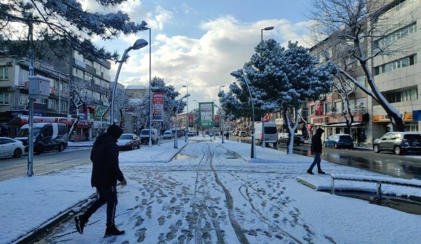 Güne karla uyandık