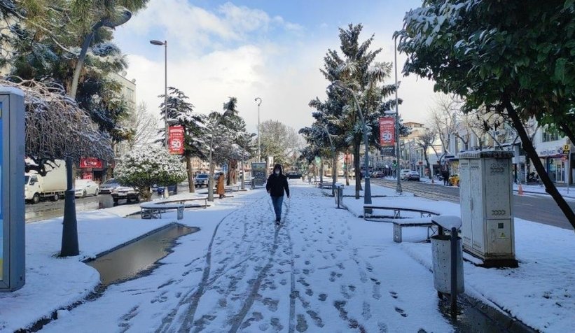 Güne karla uyandık