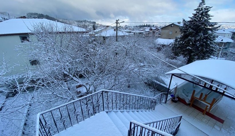 Güne karla uyandık