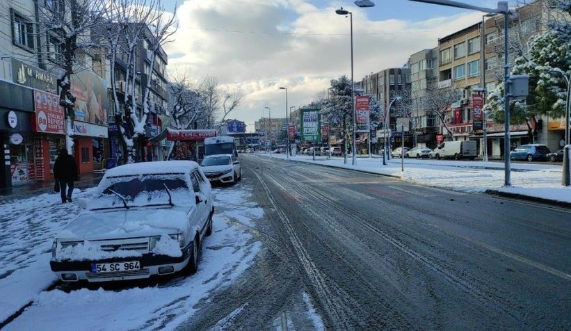 Güne karla uyandık