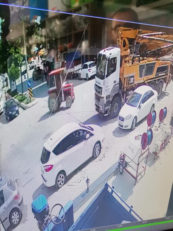 Güpegündüz traktör çaldılar