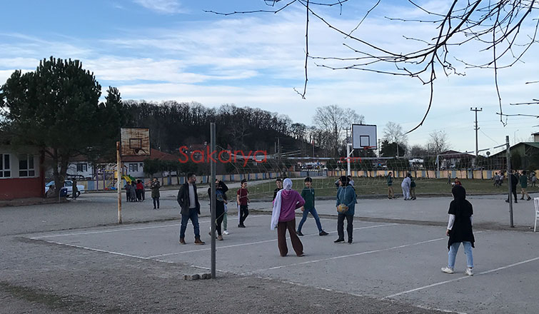 gurbetcilerden-akyazili-cocuklara-spor-malzemesi-yardimittjrywjwtt
