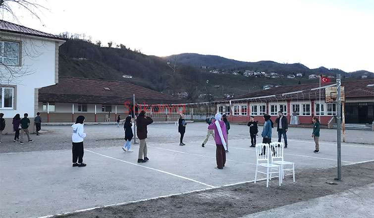 gurbetcilerden-akyazili-cocuklara-spor-malzemesi-yardimittjrywjwtt