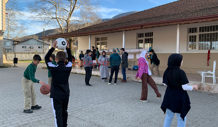 gurbetcilerden-akyazili-cocuklara-spor-malzemesi-yardimittjrywjwtt