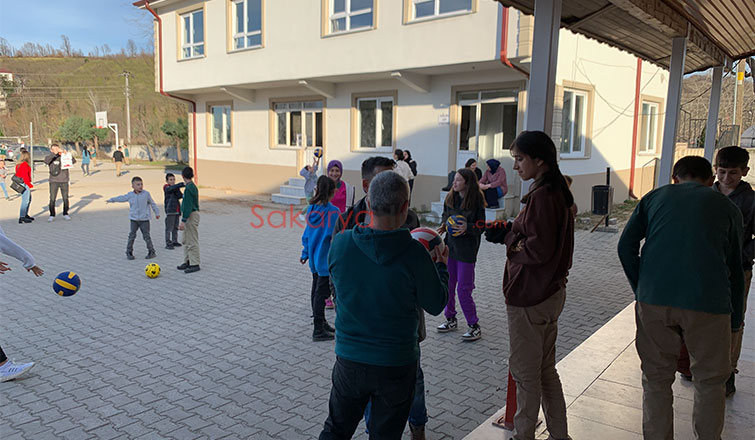 gurbetcilerden-akyazili-cocuklara-spor-malzemesi-yardimittjrywjwtt