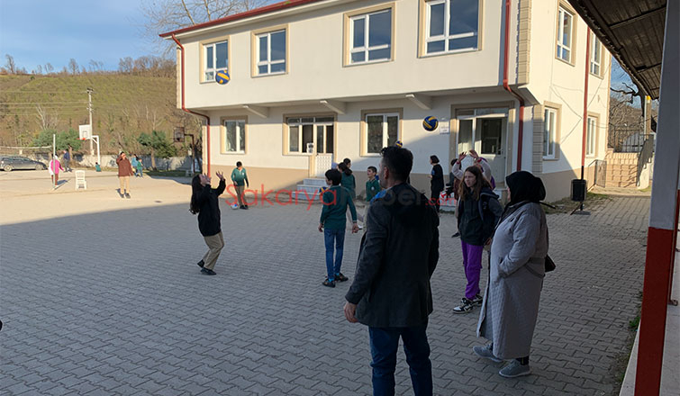 gurbetcilerden-akyazili-cocuklara-spor-malzemesi-yardimittjrywjwtt