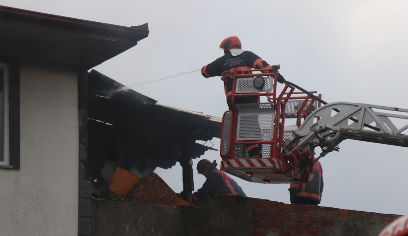 Güvercin kümeslerinde çıkan yangın eve de sıçradı