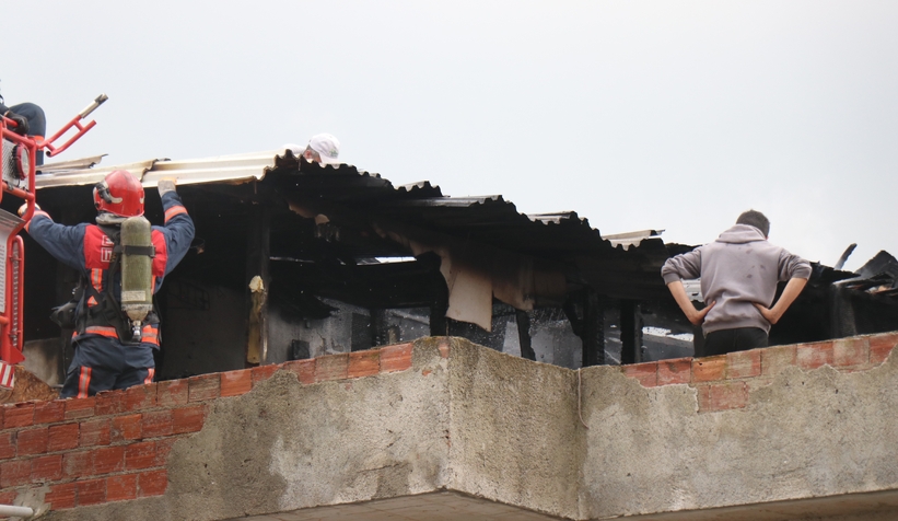 Güvercin kümeslerinde çıkan yangın eve de sıçradı