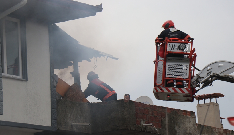 Güvercin kümeslerinde çıkan yangın eve de sıçradı