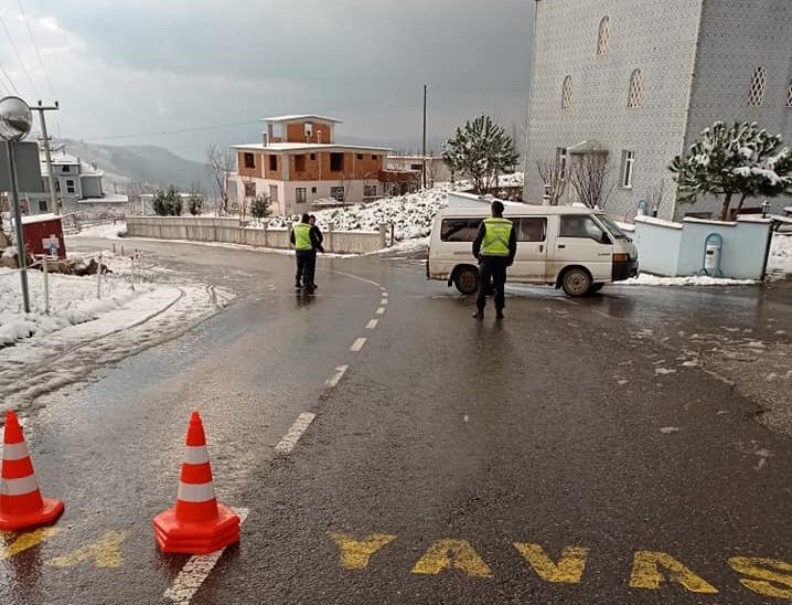 Güzlek-Keremali yolu kapatıldı