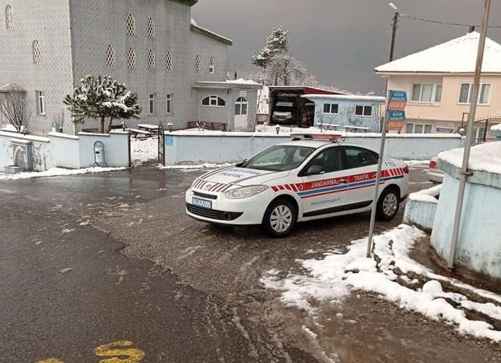 Güzlek-Keremali yolu kapatıldı