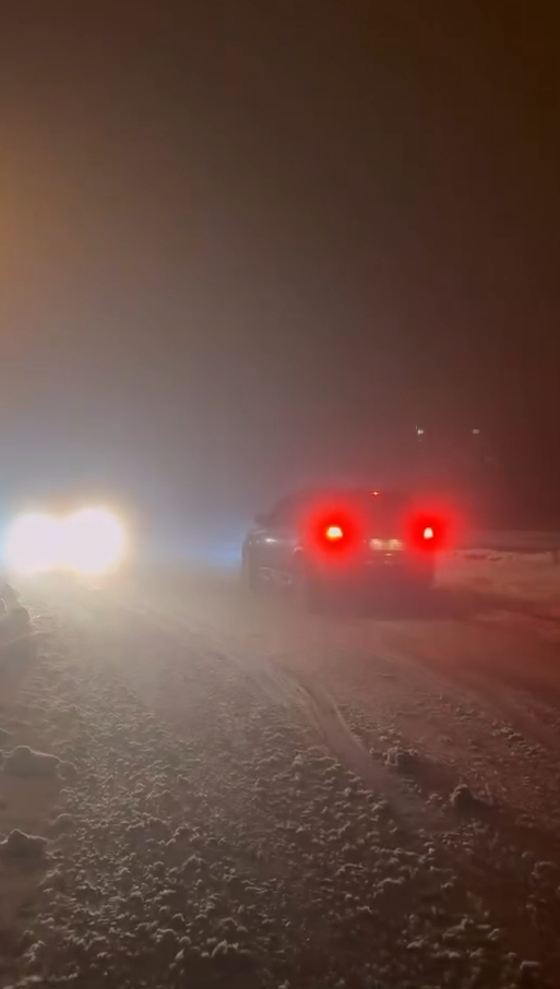 guzleke-kar-keyfi-icin-ciktilar-yol-heveslerini-yarida-kestimvvzt2xlct