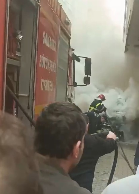 Hafif ticari araç alev alev yandı