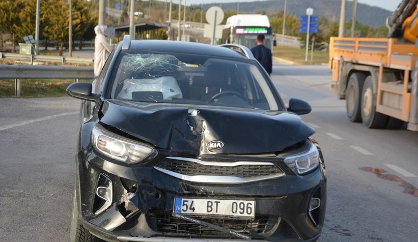 Hafif ticari araç ile otomobil çarpıştı: 2 yaralı