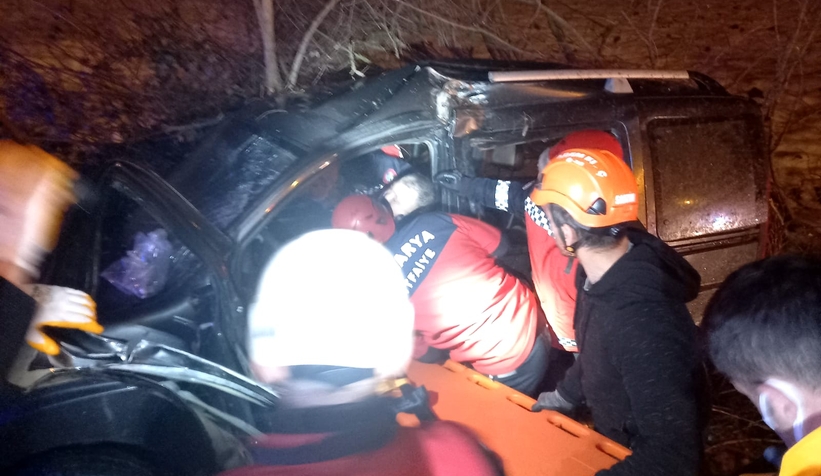 Hafif ticari araç şarampole uçtu