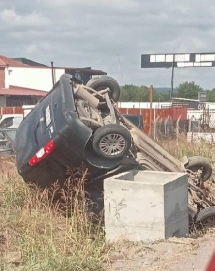 Hafif ticari araç takla attı